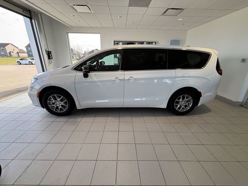 Used 2026 Chrysler Pacifica Select FWD image 2