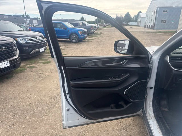 Used 2022 Jeep Grand Cherokee Altitude AWD/4WD image 18