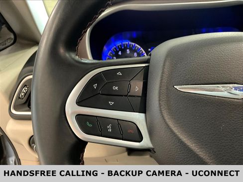 Used 2018 Chrysler Pacifica Touring-L FWD image 11