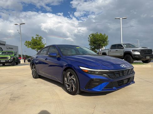 Used 2025 Hyundai Elantra Limited FWD image 8