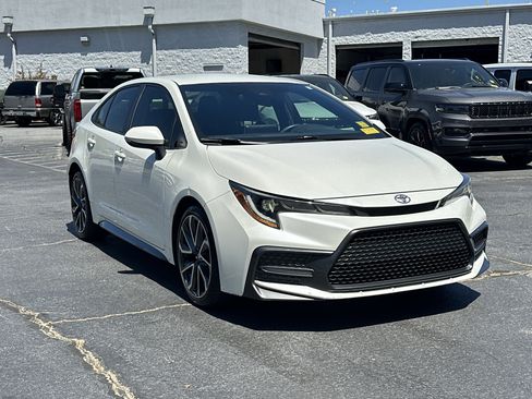 Used 2020 Toyota Corolla SE image 2