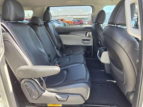 Used 2023 Kia Carnival LX FWD image 19