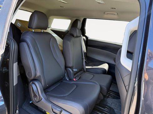 New 2026 Kia Carnival FWD image 18