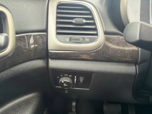 Used 2012 Jeep Grand Cherokee Laredo AWD/4WD image 12