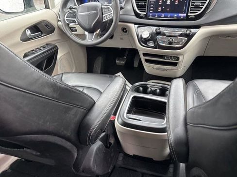 Used 2023 Chrysler Pacifica Touring-L image 37