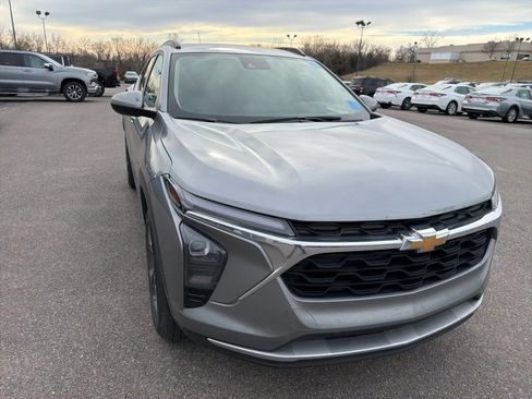 Used 2025 Chevrolet Trax LT w/ LT Convenience Package image 7