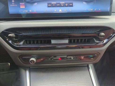 Used 2025 BMW 330i Sedan w/ M Sport Package image 8