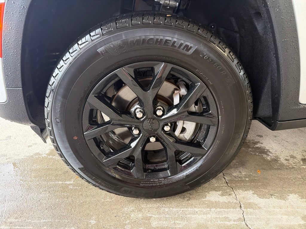 Used 2024 Jeep Grand Cherokee Altitude AWD/4WD image 10