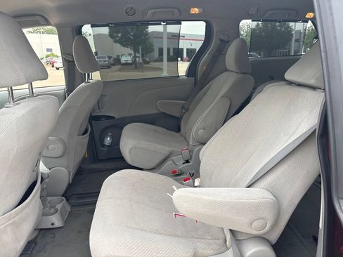 Used 2012 Toyota Sienna LE FWD image 18