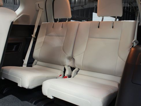Used 2022 Lexus GX 460 Premium w/ Accessory Package AWD/4WD image 35