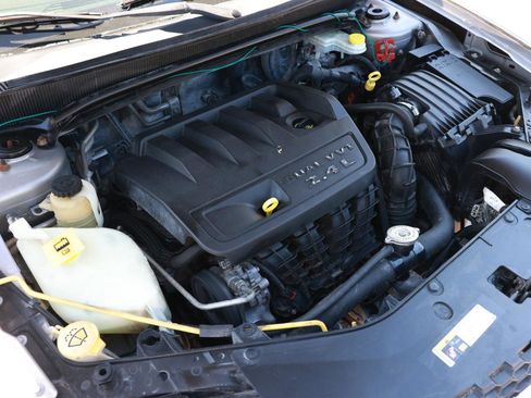 Used 2014 Dodge Avenger SE FWD image 35