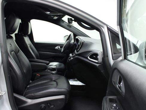 Used 2022 Chrysler Pacifica Touring-L w/ Uconnect Theater Family Group FWD image 18