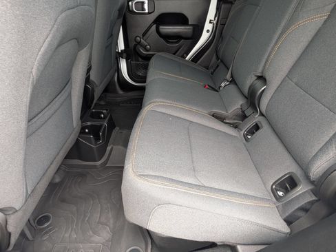 Used 2024 Jeep Gladiator Sport AWD/4WD image 17