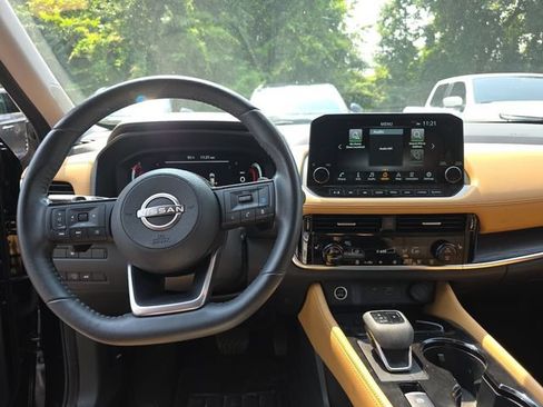 Used 2023 Nissan Rogue Platinum FWD image 15