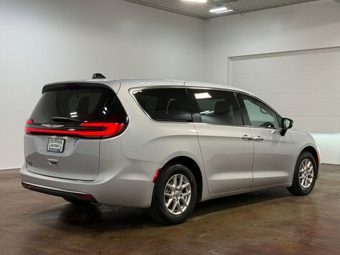 Used 2024 Chrysler Pacifica Touring-L image 4