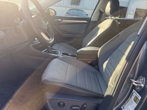 Used 2025 Volkswagen Jetta SE image 25