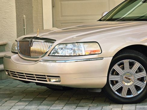 Used 2003 Lincoln Town Car Cartier image 4