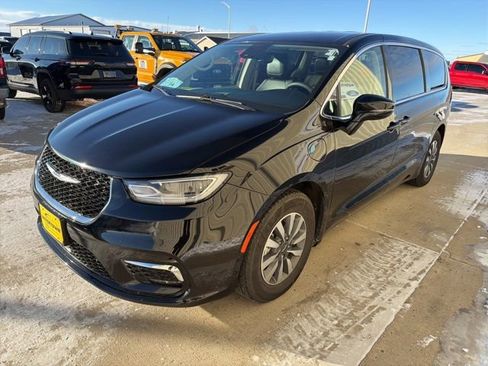 Used 2024 Chrysler Pacifica Select image 4