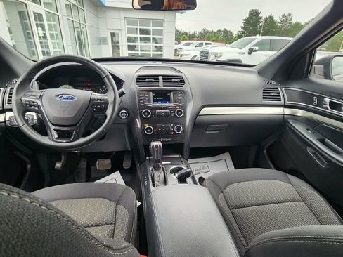 Used 2018 Ford Explorer XLT AWD/4WD image 8