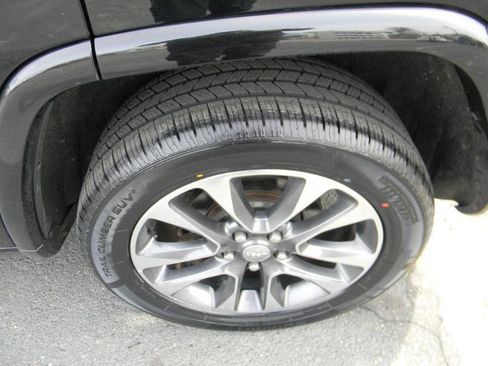 Used 2017 Jeep Grand Cherokee Overland w/ Jeep Active Safety Group image 27