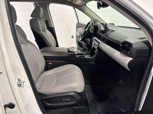 Used 2025 Honda Pilot Touring image 13