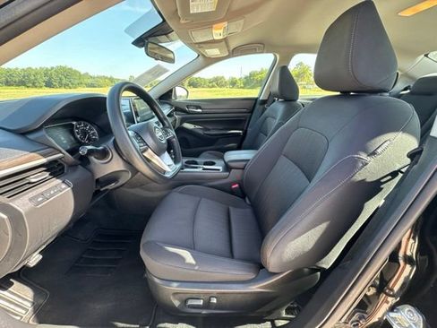 Used 2025 Nissan Altima 2.5 SV FWD image 2