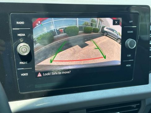 Certified 2025 Volkswagen Jetta SE w/ Sunroof Package FWD image 17