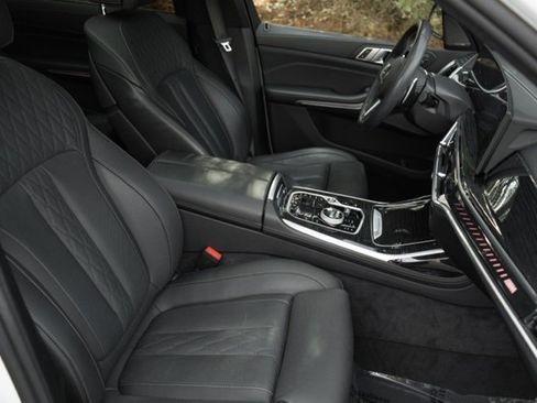 Used 2025 BMW X7 M60i w/ Executive Package image 20