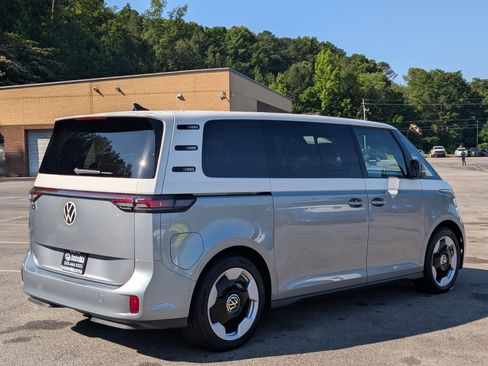 Used 2025 Volkswagen ID. Buzz Pro S Plus RWD image 9