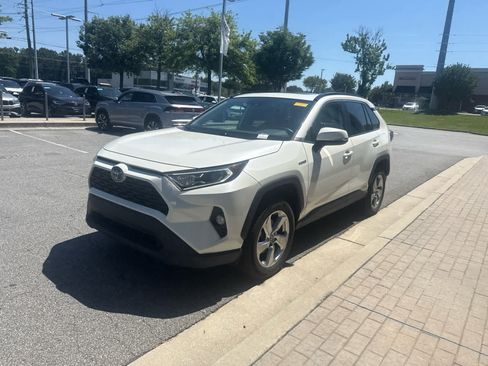 Used 2021 Toyota RAV4 XLE Premium AWD/4WD image 4