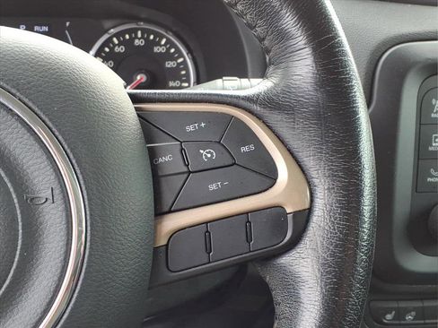 Used 2017 Jeep Renegade Latitude w/ Cold Weather Group AWD/4WD image 28