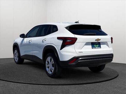 Certified 2025 Chevrolet Trax LS FWD image 3