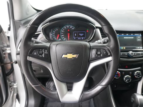 Used 2019 Chevrolet Trax LT w/ LT Convenience Package FWD image 16