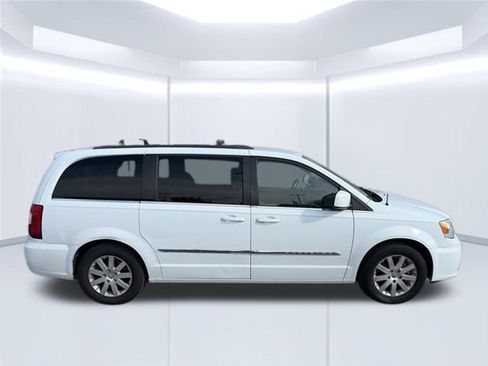 Used 2015 Chrysler Town & Country Touring FWD image 5