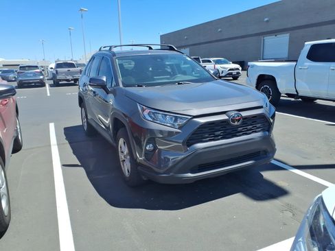 Used 2020 Toyota RAV4 XLE w/ Convenience Package FWD image 2