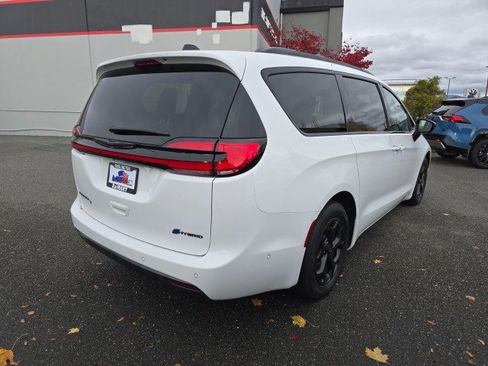 Used 2024 Chrysler Pacifica Premium image 4