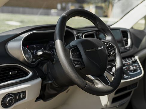 Used 2024 Chrysler Pacifica Touring-L FWD image 9