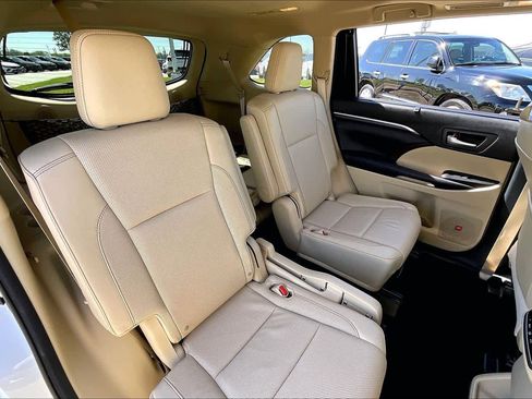 Used 2016 Toyota Highlander Limited image 18