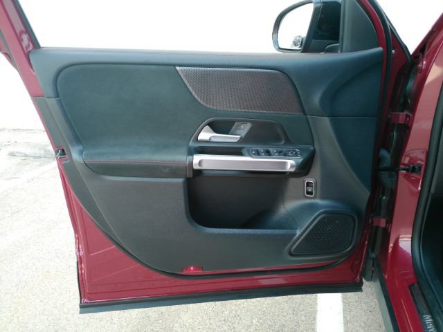 Used 2022 Mercedes-Benz GLB 250 image 12