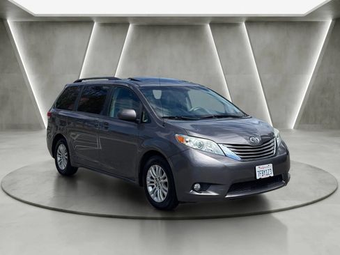 Used 2014 Toyota Sienna XLE FWD image 1