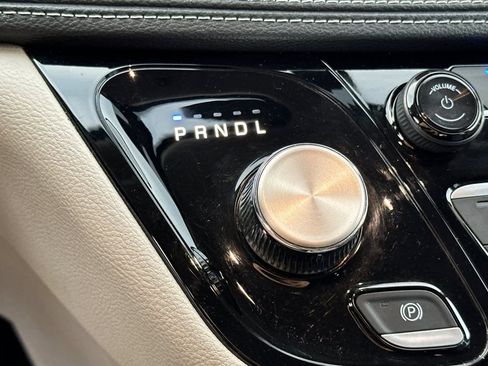 Used 2024 Chrysler Pacifica Select image 23