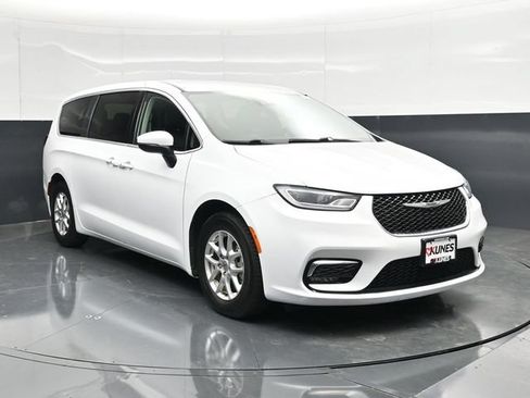 Certified 2023 Chrysler Pacifica Touring-L FWD image 6