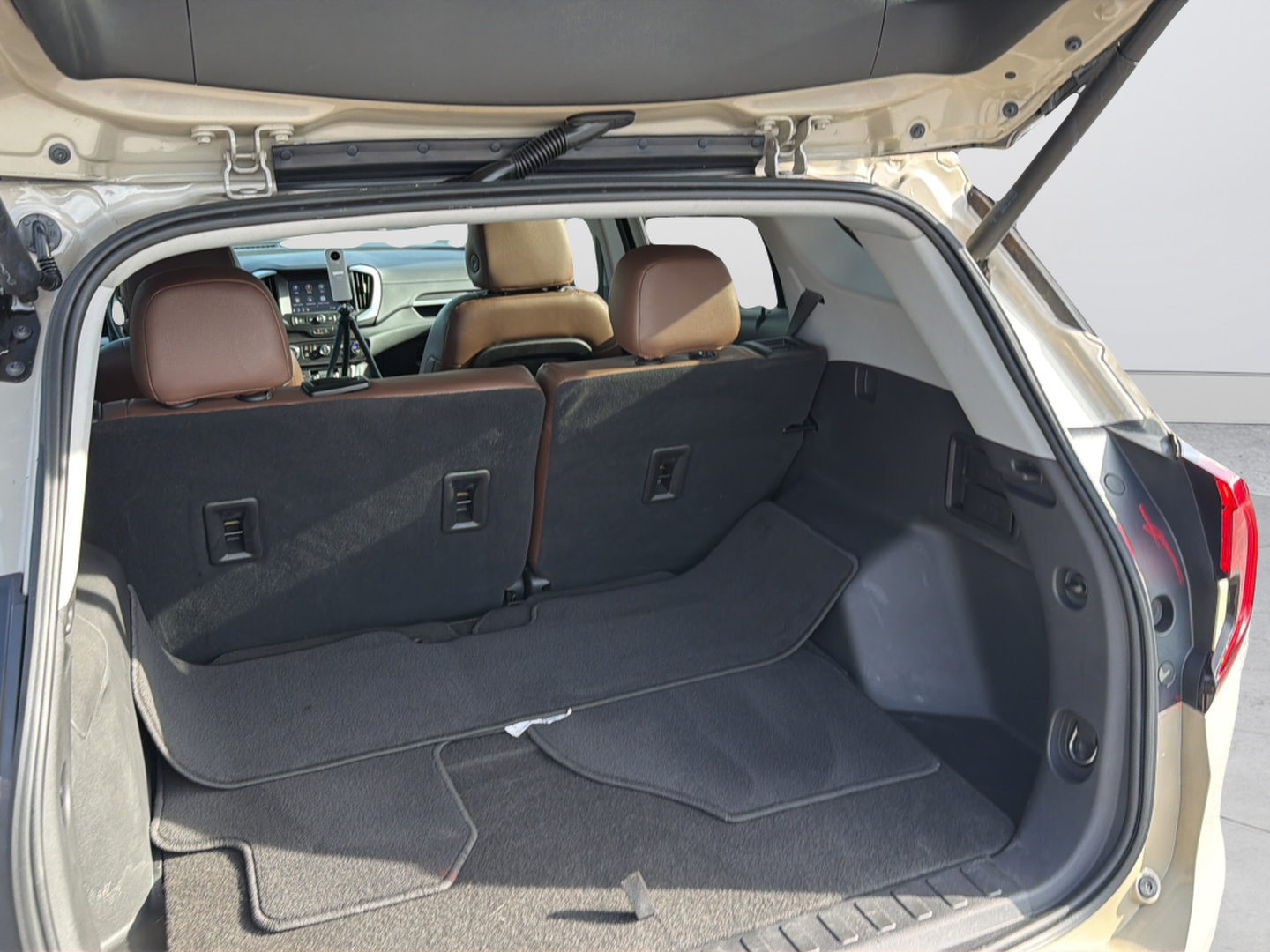 Used 2023 GMC Terrain SLE w/ Driver Convenience Package FWD image 37