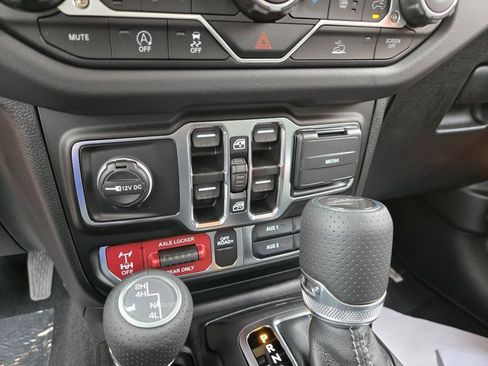 New 2025 Jeep Gladiator Mojave w/ Convenience Group image 19