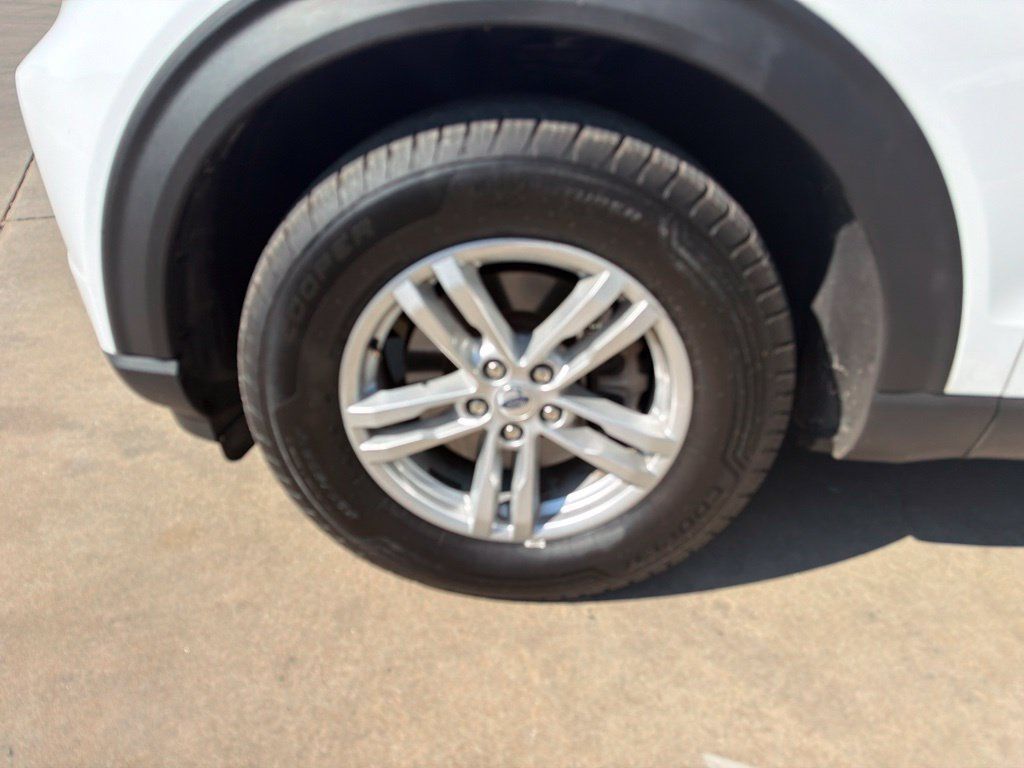 Used 2023 Ford Explorer XLT AWD/4WD image 9