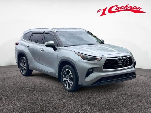 Used 2021 Toyota Highlander XLE AWD/4WD image 1