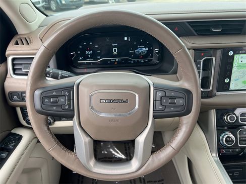Used 2022 GMC Yukon Denali w/ Denali Premium Package image 10