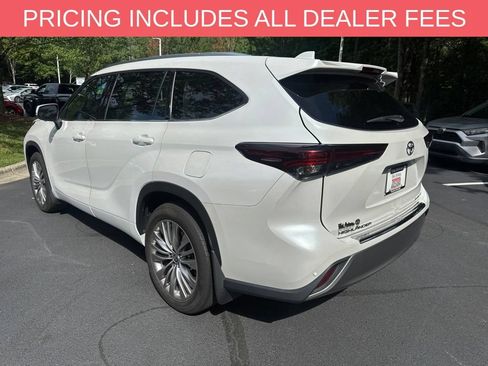Used 2024 Toyota Highlander Platinum FWD image 16
