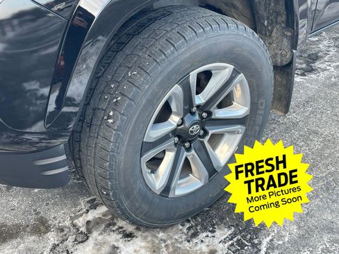 Used 2017 Toyota Tacoma Limited image 2