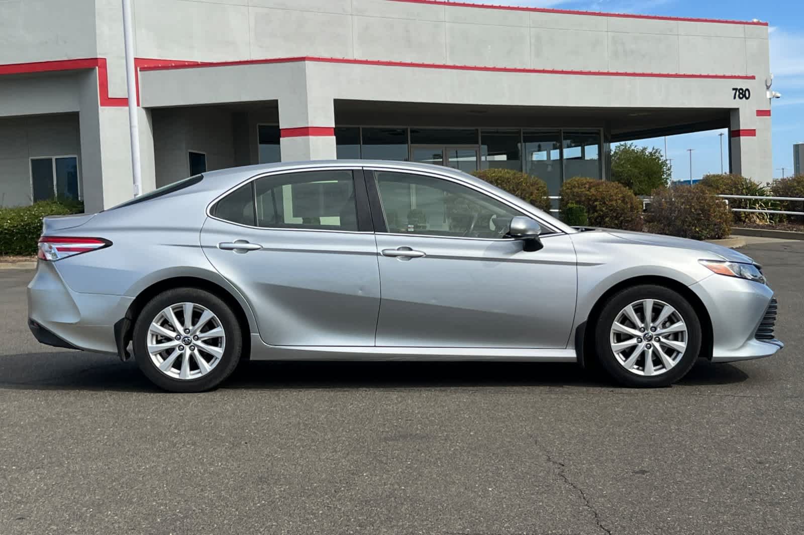 Used 2018 Toyota Camry LE FWD image 6